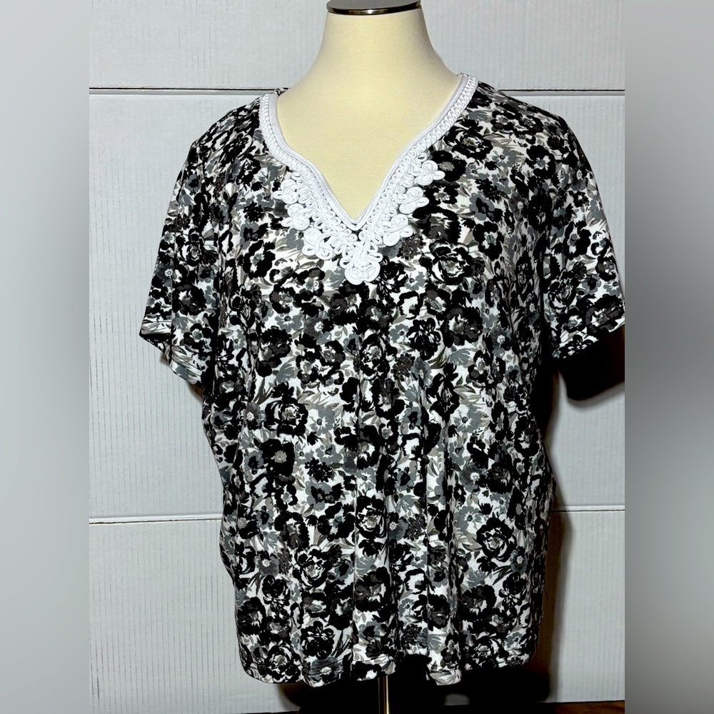 Woman Within 26/28 Floral Black, gray & White Women's Top Pretty trim at neck
